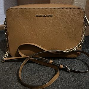 Jet set crossbody, tan color